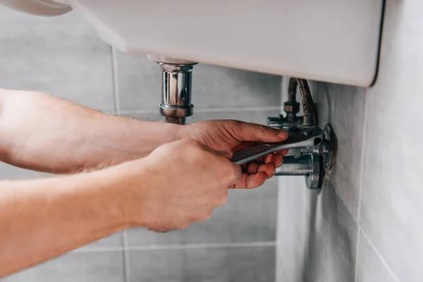 What to Expect When Hiring a Plumber